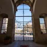 Superato il cancello ci troviamo all�interno del predetto pronao, anticamera dell�ingresso...